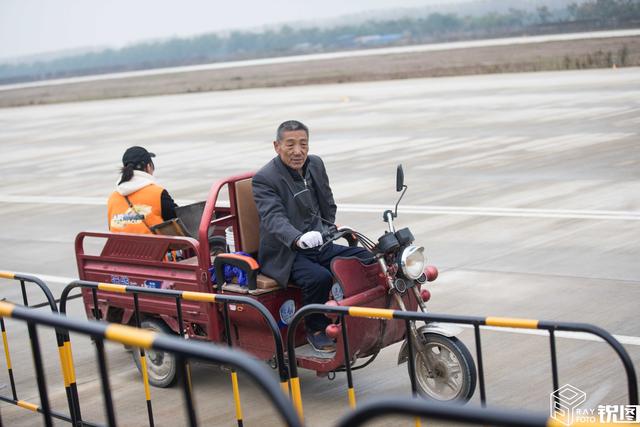 搞笑一幕國外頂級飛行員坐農用三輪車去開飛機顯得很開心