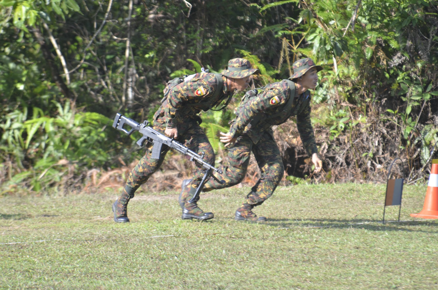 東盟軍用槍射擊比賽中只能彈匣供彈的奇葩輕機槍