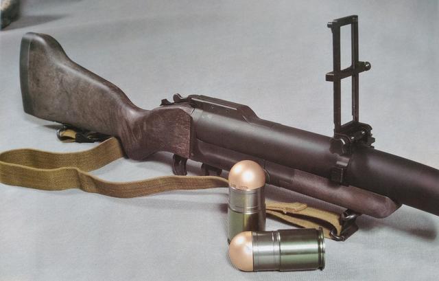 最初,美国装备的是m79式榴弹发射器
