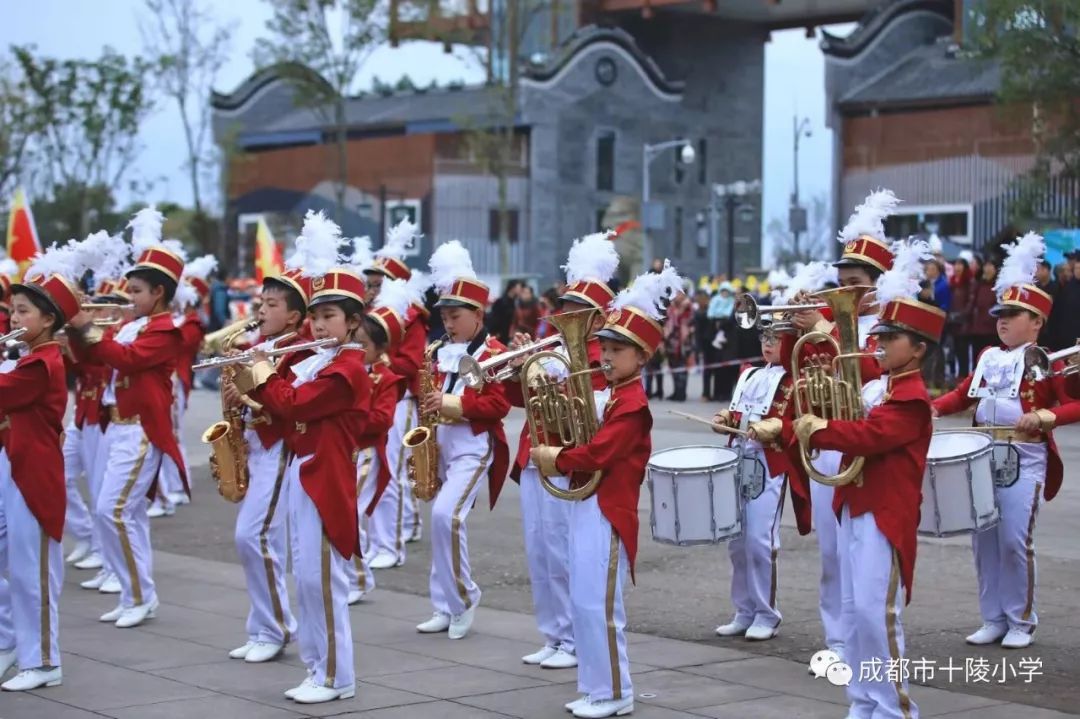 灵娃行进管乐队荣获甲级管乐队称号