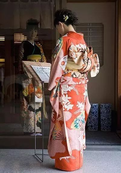 日本女人和服后面的小包里到底装的什么?