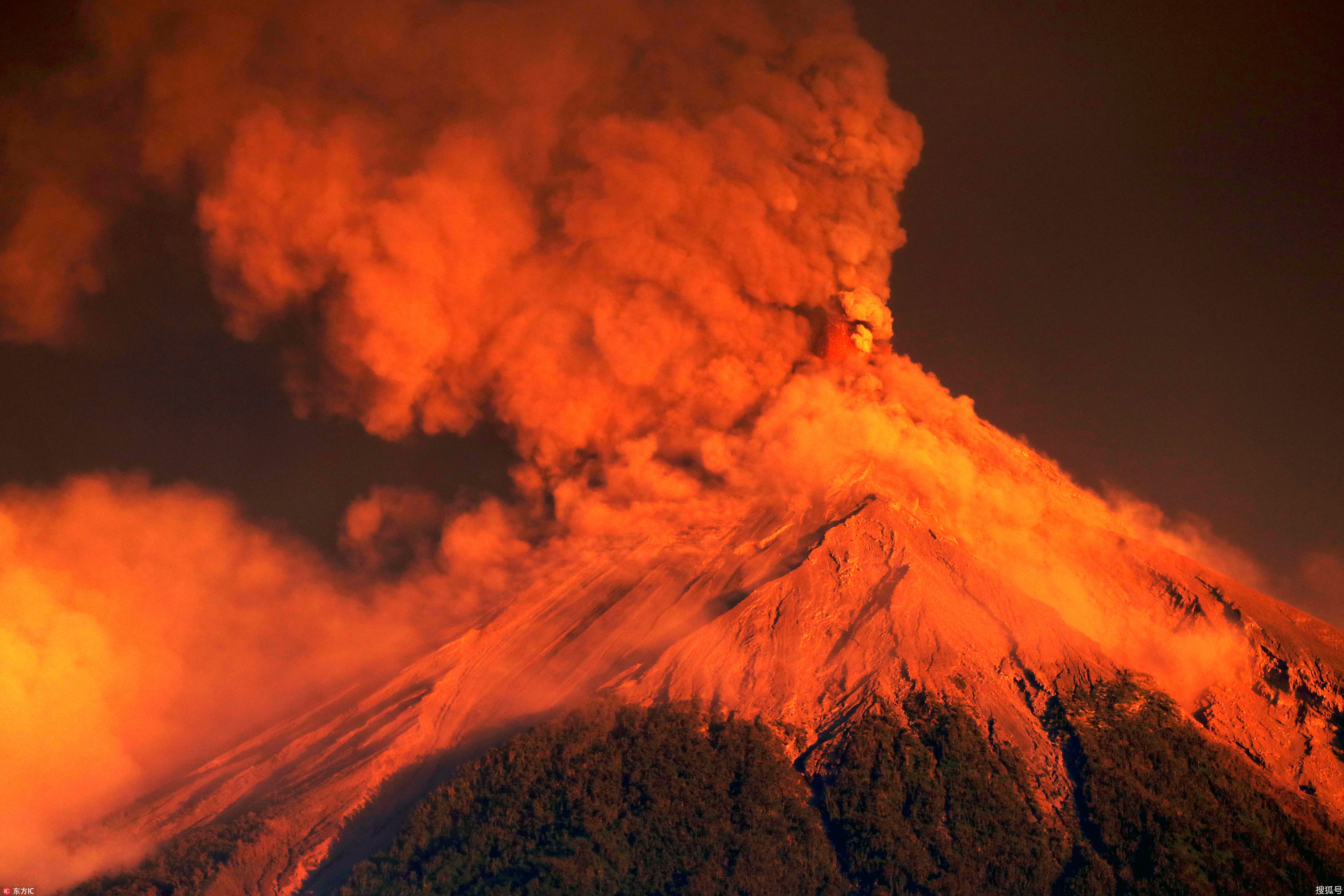 危地马拉火山喷发 血色漫天宛如世界末日
