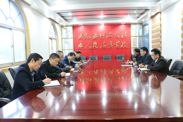 11月19日,江西省临川一中教育考察团一行7人在该校校长王昱的带领下来