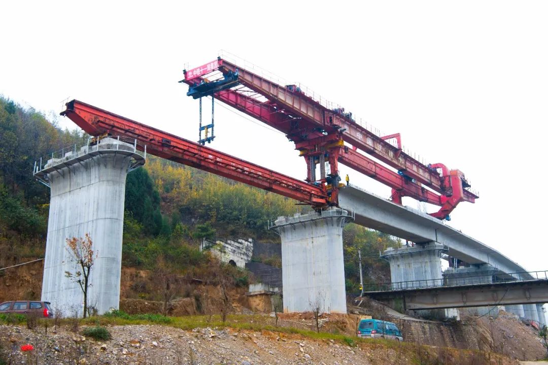 安六铁路4标左线跨既有线架梁圆满完成311月12日,一公司杭绍台铁路