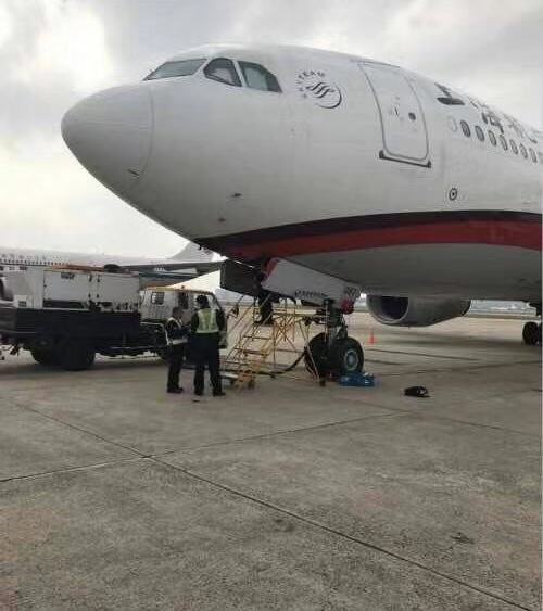 上海飞东京航班因机械故障返航 乘客脚底传来撞击声 换机已抵达 飞机