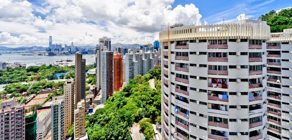 這個屋邨在香港島的半山,其中勵潔樓和德全樓,設計電影感十足,不少港