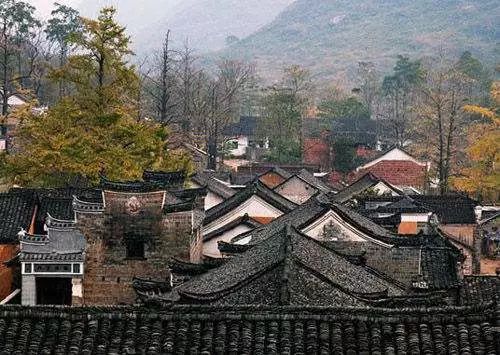 秦家大院,位於興安縣東南部的白石鄉水源頭村,三面青山環繞,風景秀麗.