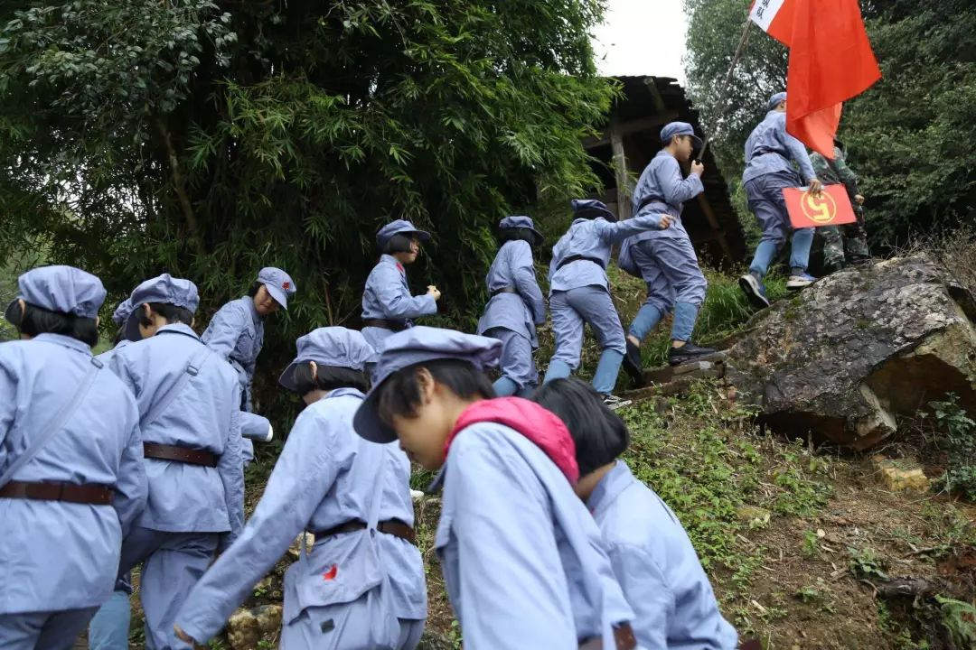 紅軍橋邊聽風雨,講解員向研學的十中學子們介紹了當年閩西子弟踴躍