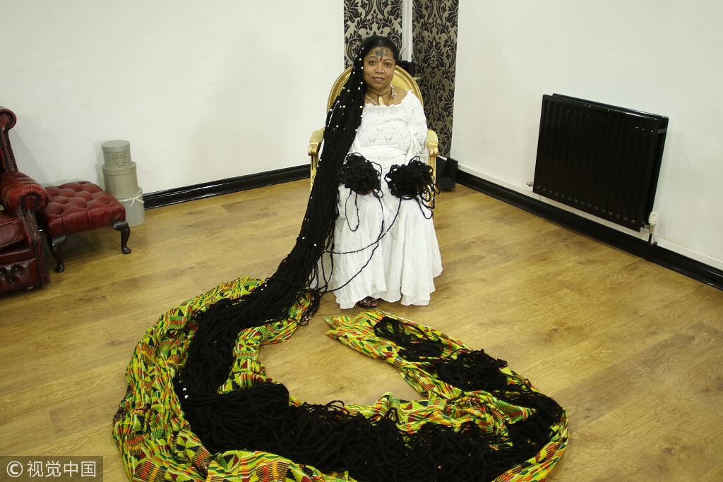 正在英国旅行的asha mandela来自美国佛罗里达州,是世界上头发最长的