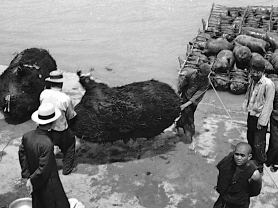 1933年蘭州黃河邊的羊皮筏子筏子客們