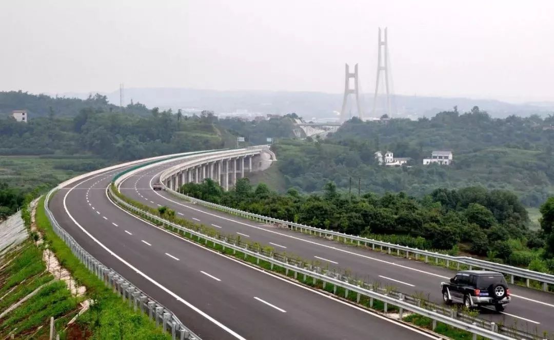 成自泸赤高速公路泸州段随着宜泸渝高速公路建成通车,通过乐宜,成乐