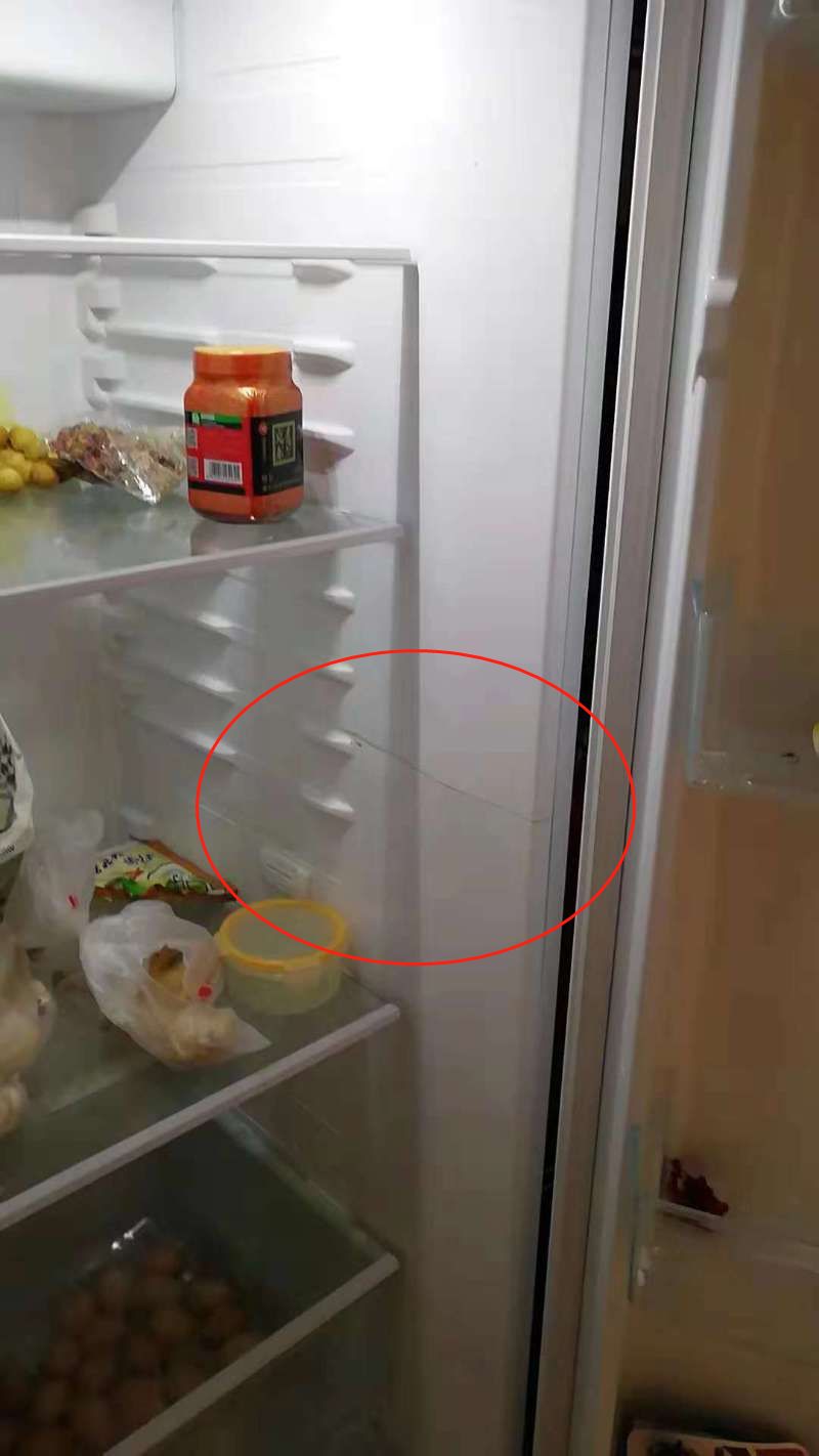 冰箱玻璃隔板缝隙污渍图片