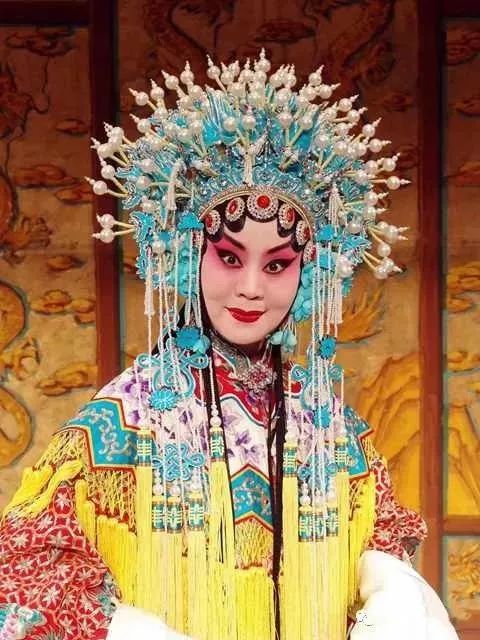 1978年考入河北省艺术学校,师从著名河北梆子表演艺术家贾桂兰先生,主