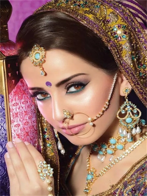 印度女人特殊的时尚鼻饰 看着就疼真相却让人唏嘘