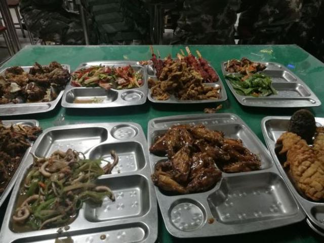 部队食堂就餐图片