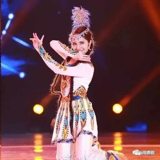 看这个新疆女人跳舞,简直就是一种享受!