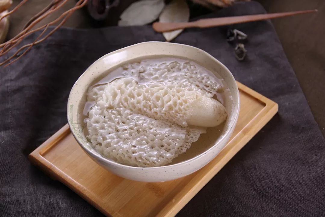 第一汤:冬笋竹荪汤最佳搭配:煮红糖水的时候,可以加一小块姜,将姜拍碎