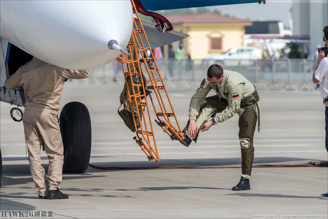 俄罗斯勇士在巴林 摄影师捕捉飞行表演队不为人知的一面