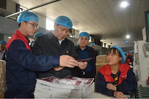 近日,县委书记戴树胜带领县国土,电力等部门负责人到于桥乡就塑料产业