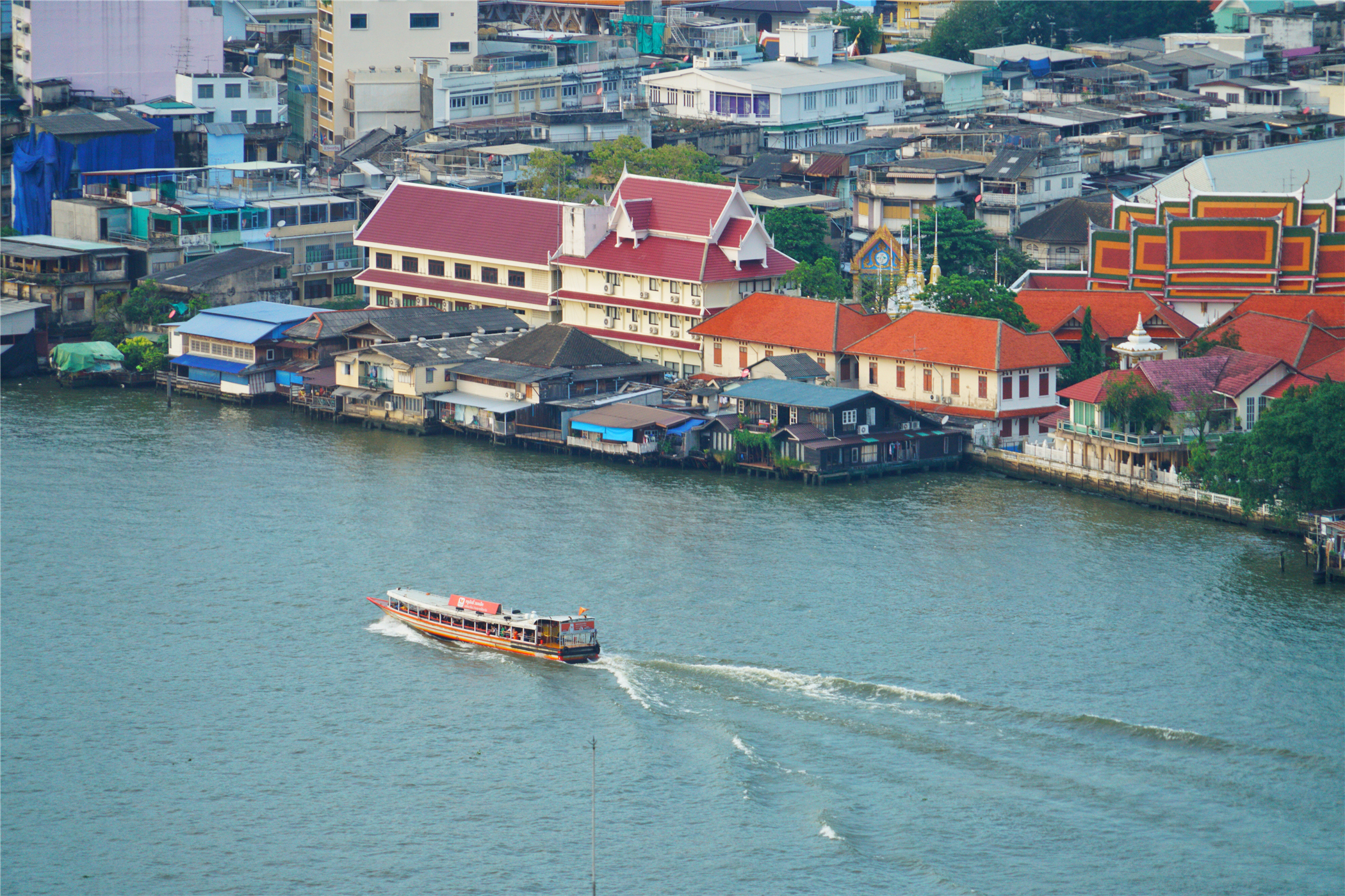 曼谷城市地跨湄南河两岸,地势低洼,平均海拔不足2米,湄南河是泰国的