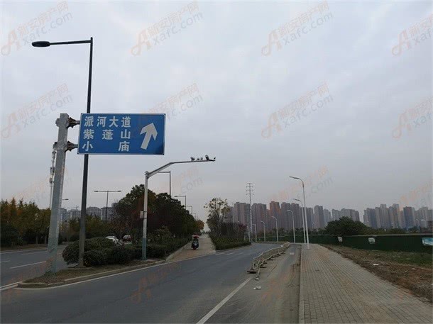 合九铁路,翡翠路和金寨南路后,再经巢湖路,青龙潭路和潭冲路,一直向