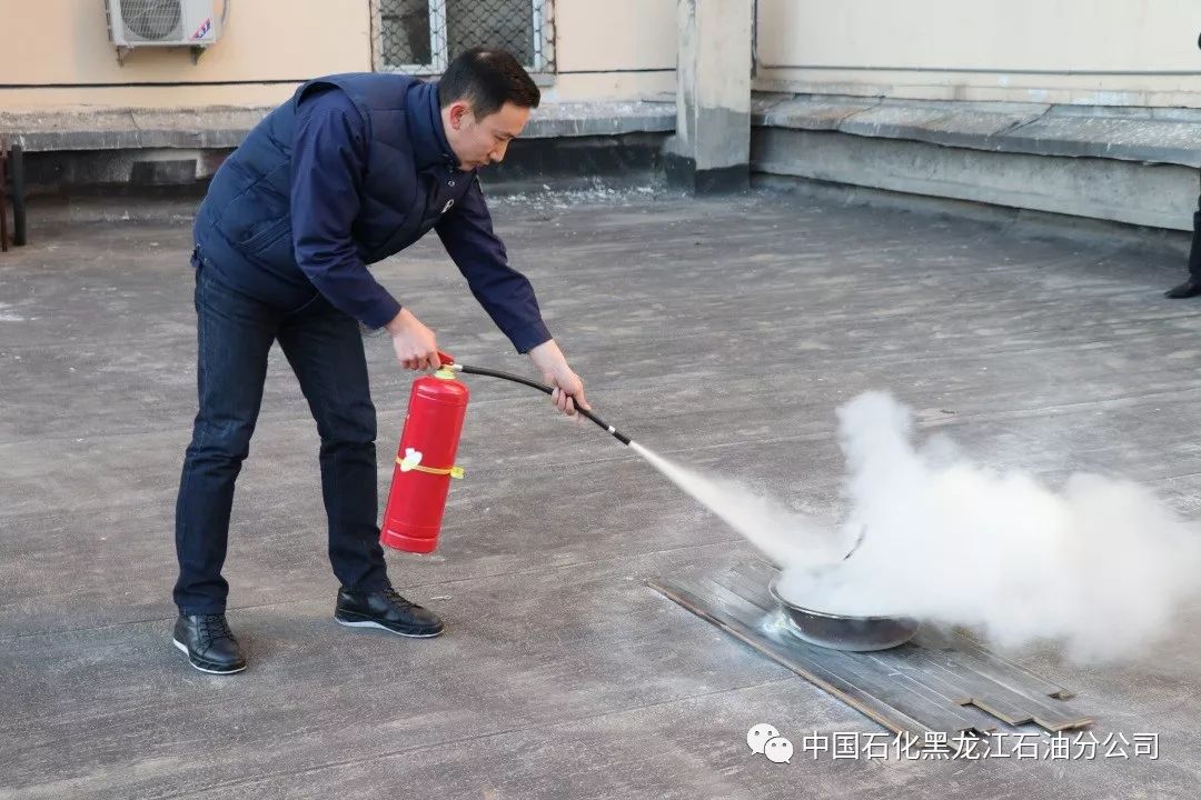 黑龙江石油分公司开展机关办公楼火灾疏散逃生及灭火器实操应急演练