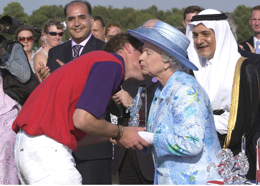 英国女王在这段温馨的日子里收到了家人的亲吻