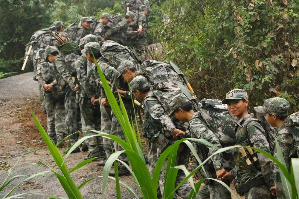 关注女新兵们首次20公里雨中行军走出不一样的温度