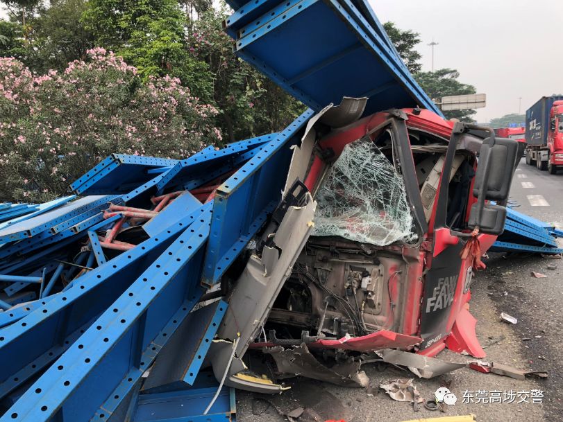 高埗兩輛大貨車發生碰撞,車頭嚴重變形,現場一片狼藉._事故