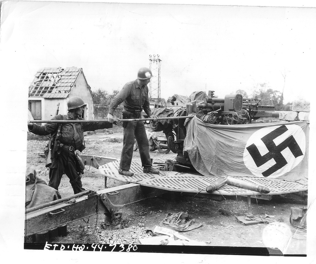 美军处理缴获纳粹旗帜的几种方法最后一种最解气