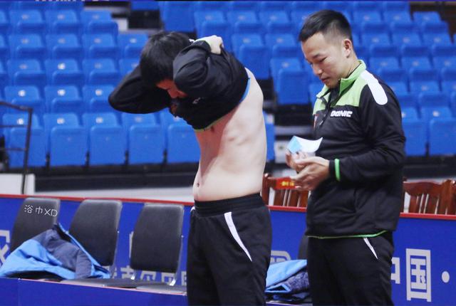 中国男足大肚腩图片