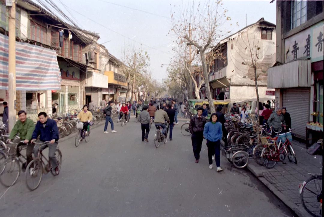 90年代庆春路景象改造前的火车东站成果展受市民欢迎的同时,还受到