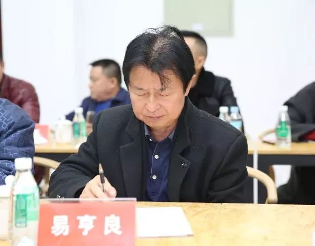 遂宁市婚庆协会会长马友东▲市商务局流通产业发展科副科长杨华兵