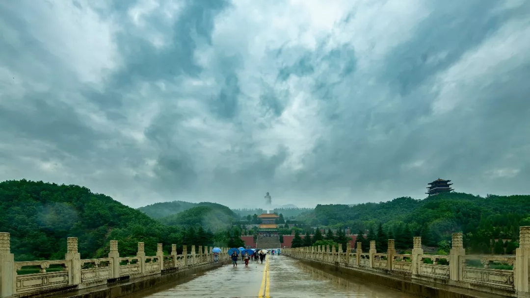 國道交匯處,西距國家5a級景區--堯山11公里,東鄰昭平湖風景區20公里