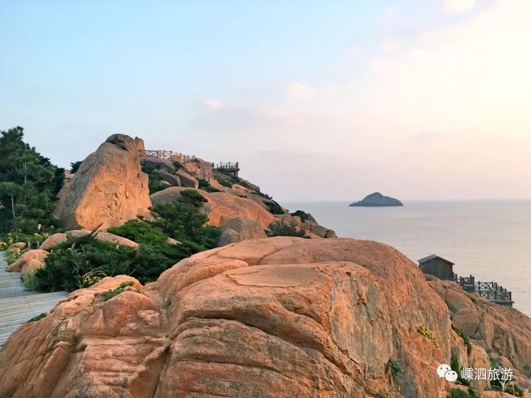 冬日的赤膊山,夕阳带来了海雾缥缈冬日的元宝山,凭海眺望海宇澄净冬日