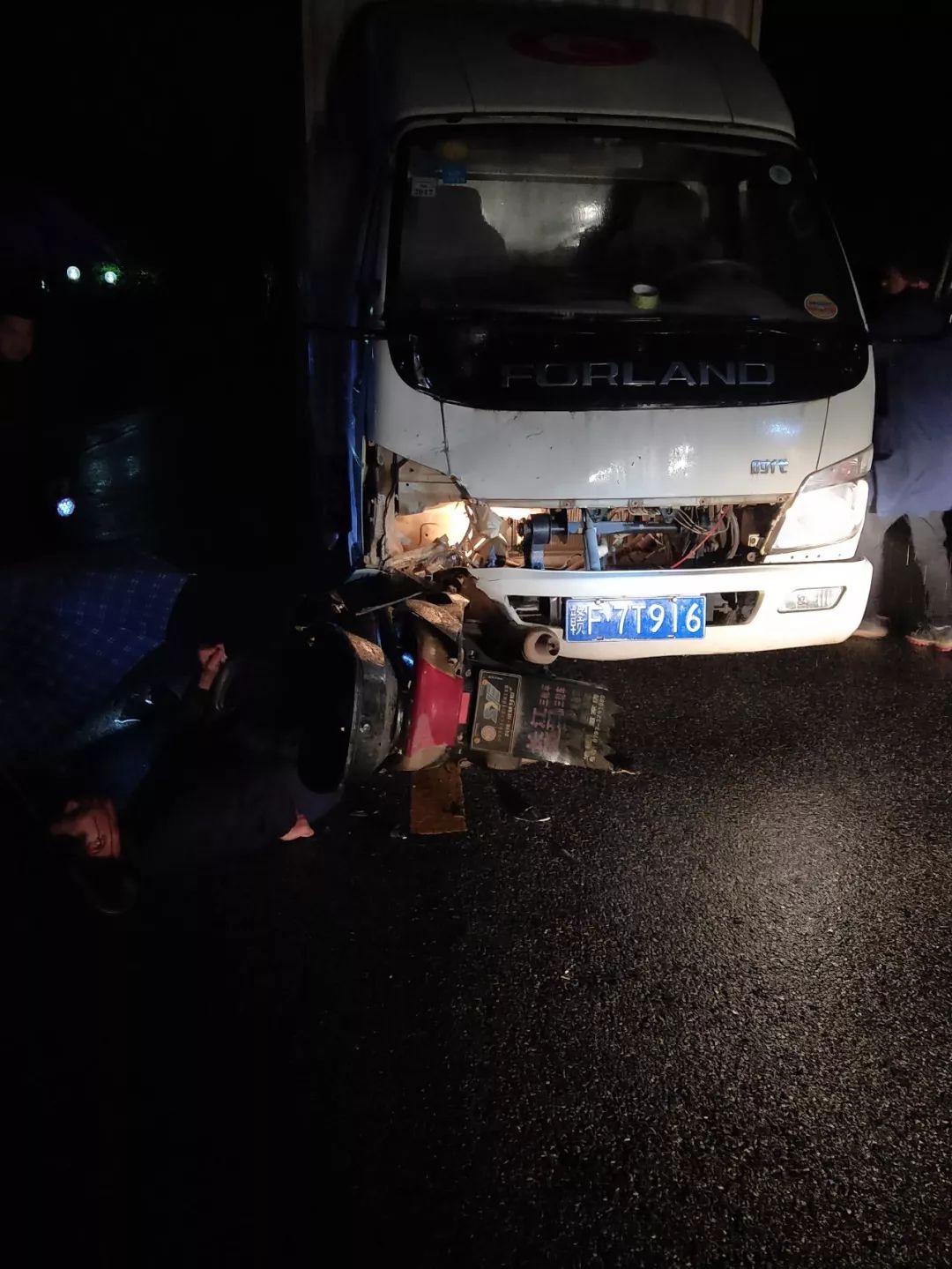 余干梅港乡一摩托车与小货车相撞,伤者紧急被送往医院!