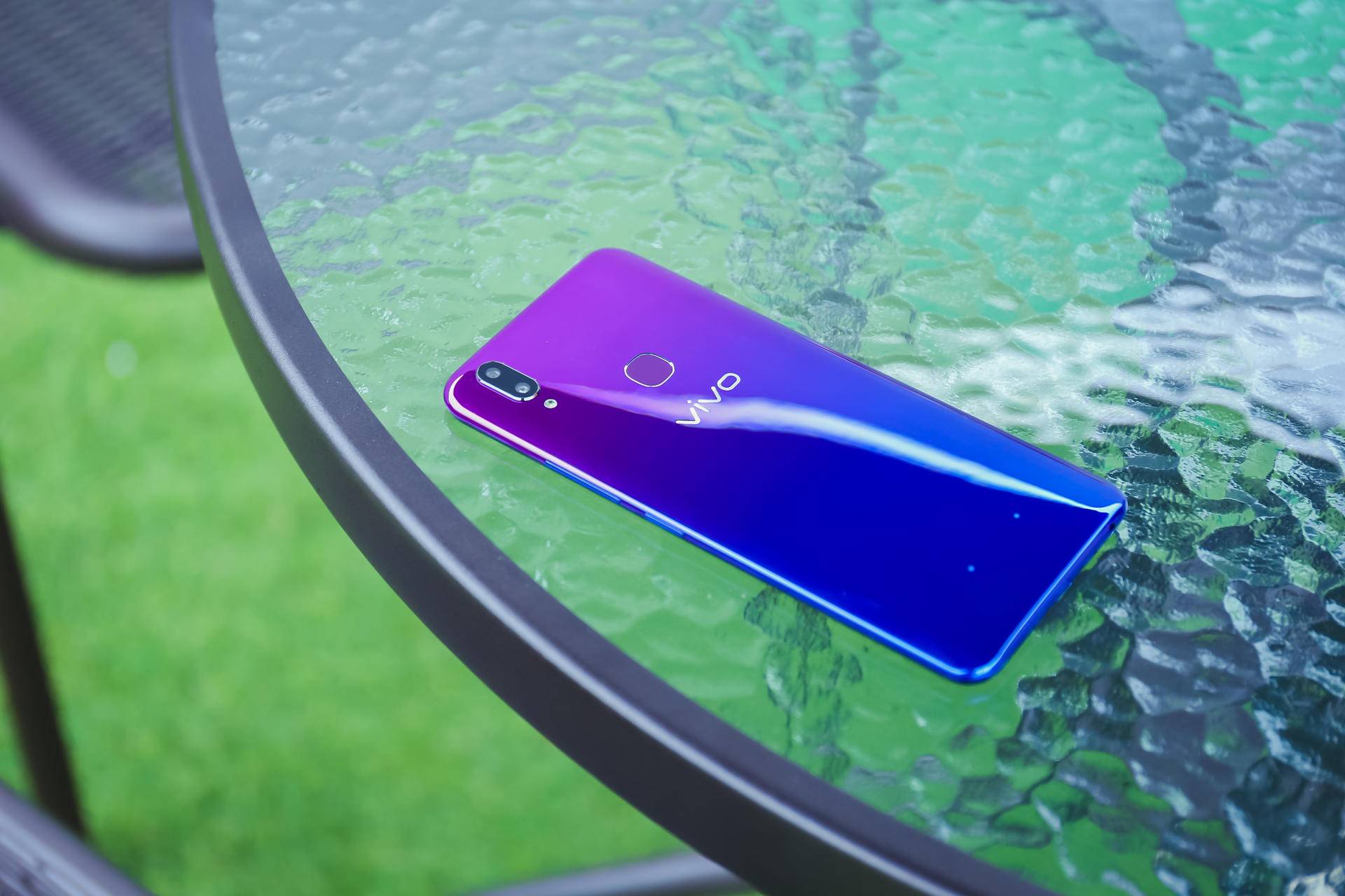 颜值太抢眼,vivo z1青春版真机赏析:小姐姐爱不释手