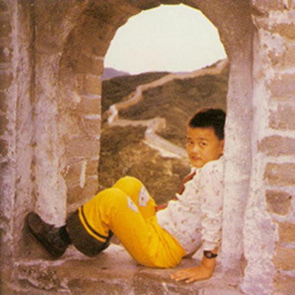 姚明的童年照:小时候的姚明游览长城,在长城上摆拍照片
