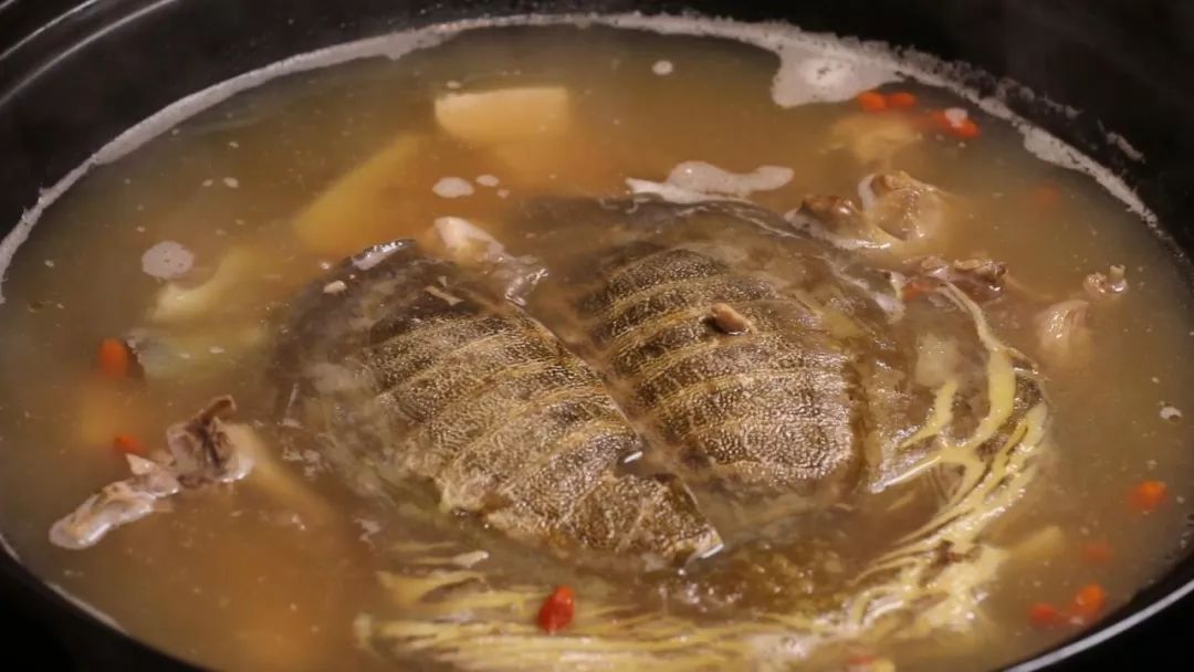 炖制三个小时盖上锅盖,大火烧开后,甲鱼和瘦肉放入砂锅中将焯过水的