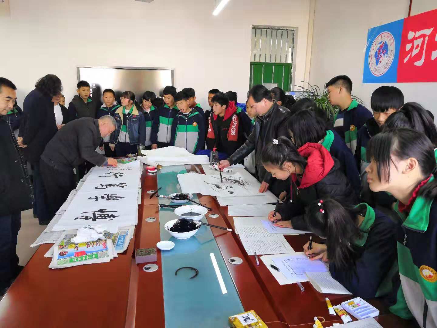 灵寿慈峪:省美术研究会书画家与中学师生举行校园笔会