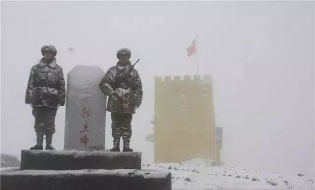 边疆军人雪天站岗图片图片