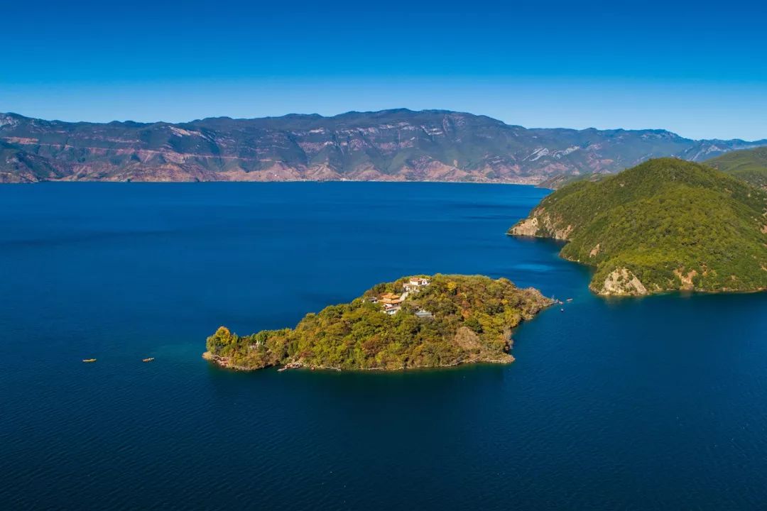 縣與雲南省寧蒗縣交界處,為川滇共轄,湖東為鹽源縣瀘沽湖鎮(原左所區)