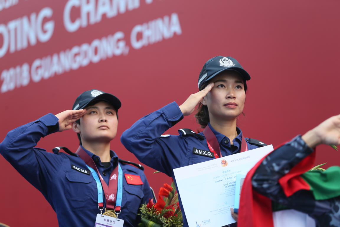 女警察敬礼照片图片