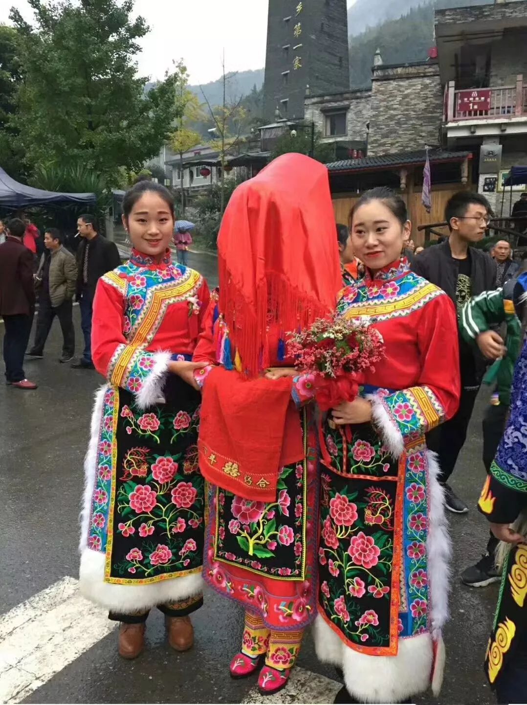 羌族婚服的照片图片