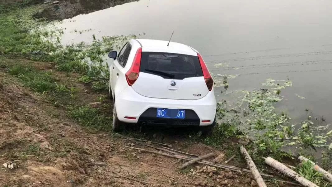 就在這時,一名男子走了過來,告訴交警他是名爵小車的司機,從車裡爬了