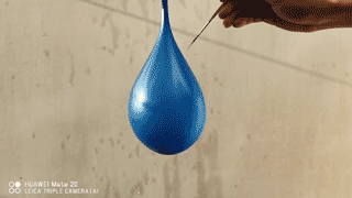 而当一个装满水的气球被戳爆,又会是怎样一种情形呢?