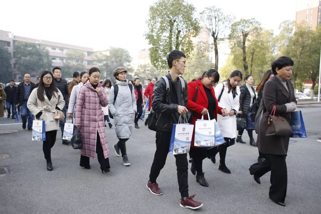 创课进校园今天走进景弘中学来看看升级后的合作学习如何落地