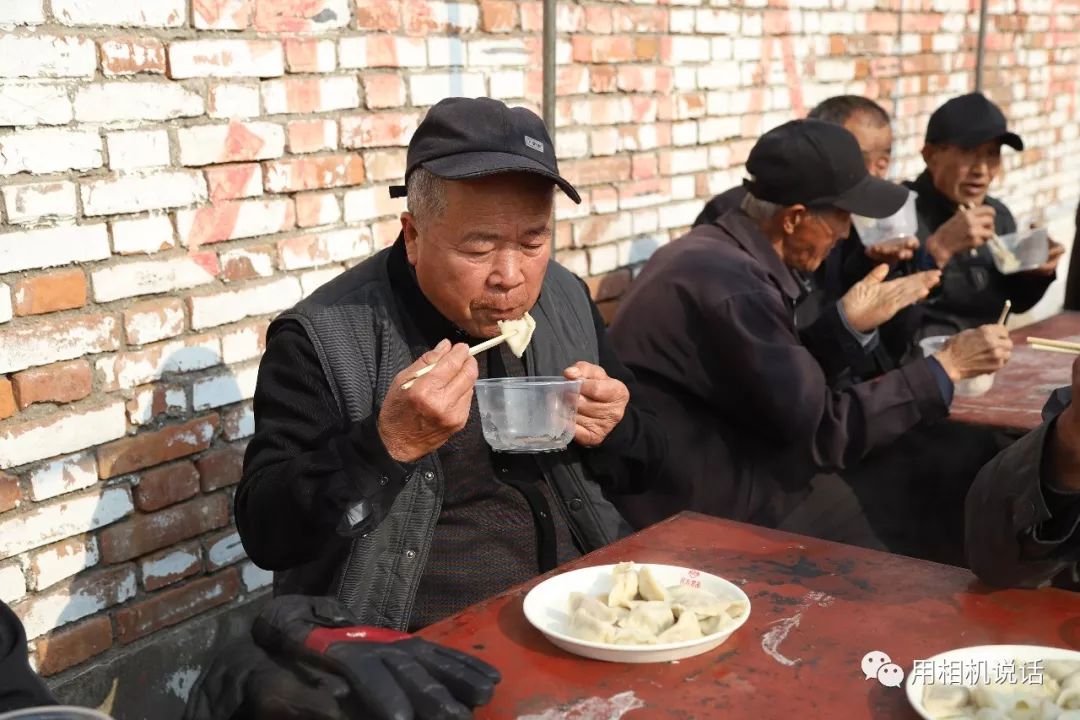 70岁以上的老人来吃饺子了,广场上举办饺子宴了!