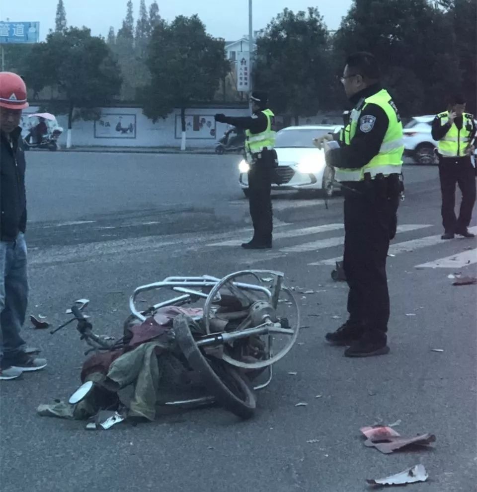 三橋十字大清早突發車禍,麵包車將電動車撞成一團,面目全非!