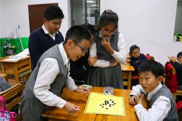 五子棋篇象棋篇在比賽過程中,小選手們各個準備充分,成竹在胸.